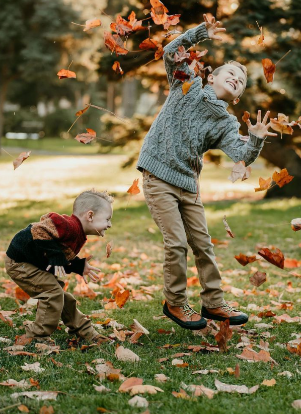 little boys playing in leaves Sacramento and Placer County photographer