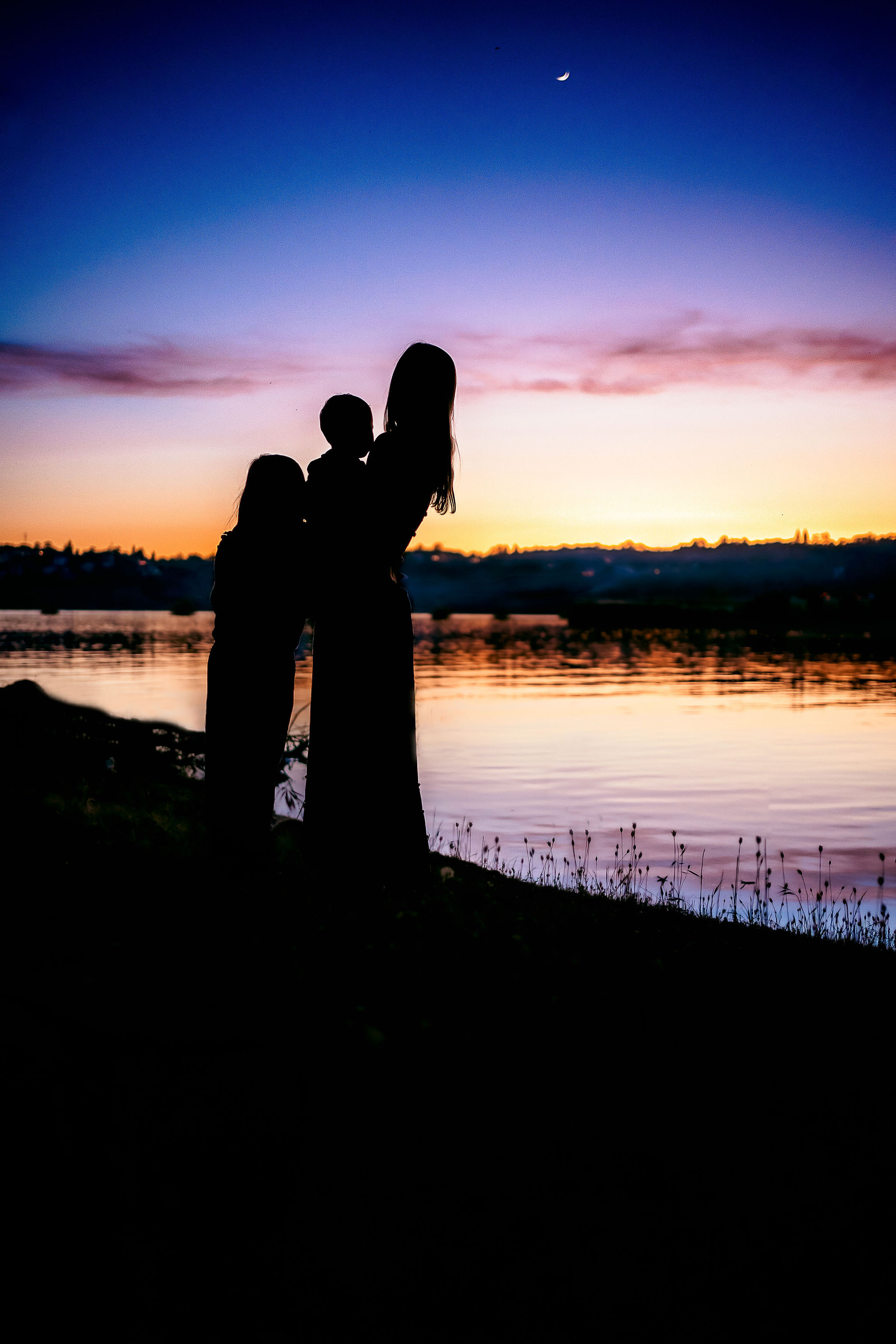 silhouette of mom and kids Sacramento and Placer County photographer