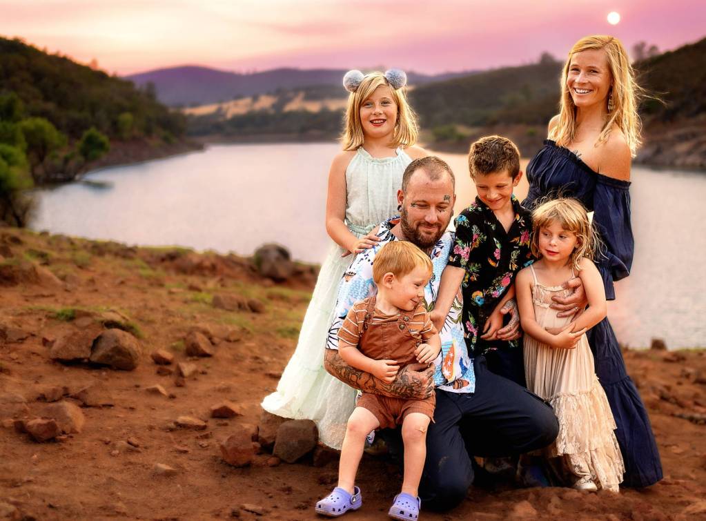 family in front of a beautiful sunset 
sacramento and placer county photographer
